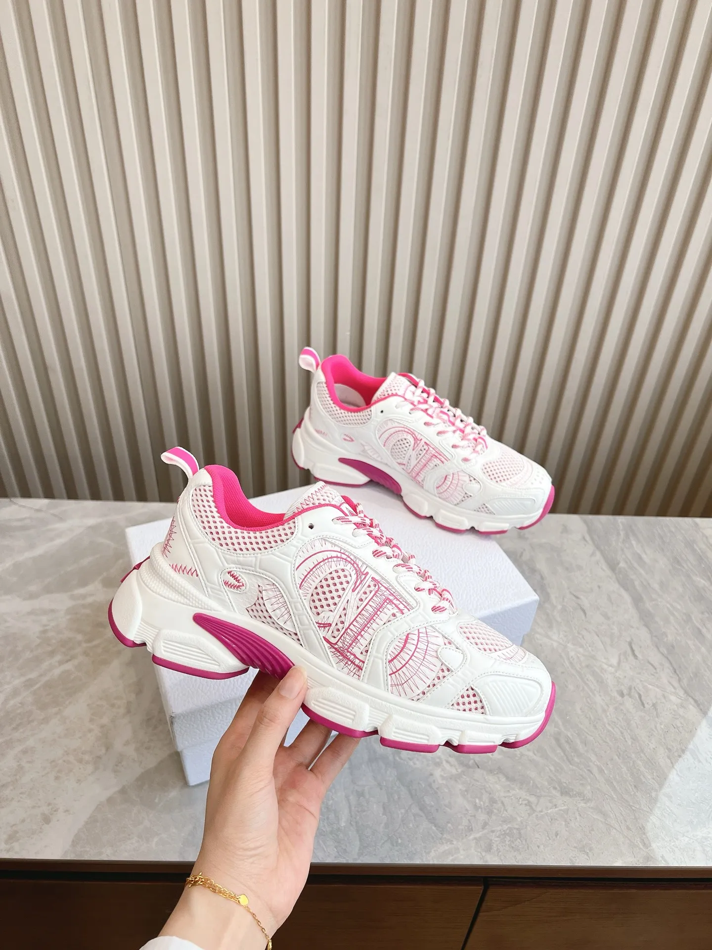 👟👟Ex-factory price 640👟👟 (Top version) Dior Chrono series sports shoes Purchased and developed in Taikoo Hui for RMB 18,200. This Dior chrono sports shoe continues the timeless silhouette and is carefully made of mesh, so it will be particularly comfortable on the feet. It is decorated with CD special craftsmanship logo to enhance the style. The lightweight style is matched with the "Christian Dior" logo thin sole, suitable for all seasons, and can be matched with all kinds of casual looks to add a finishing touch. Classic and super durable. Upper: cowhide stitching. Original molded outsole. Size: 35-41. Full set of counter synchronized gift box 💝 packaging